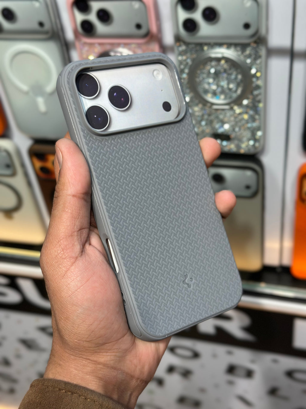 17 Pro Max Spigen Case