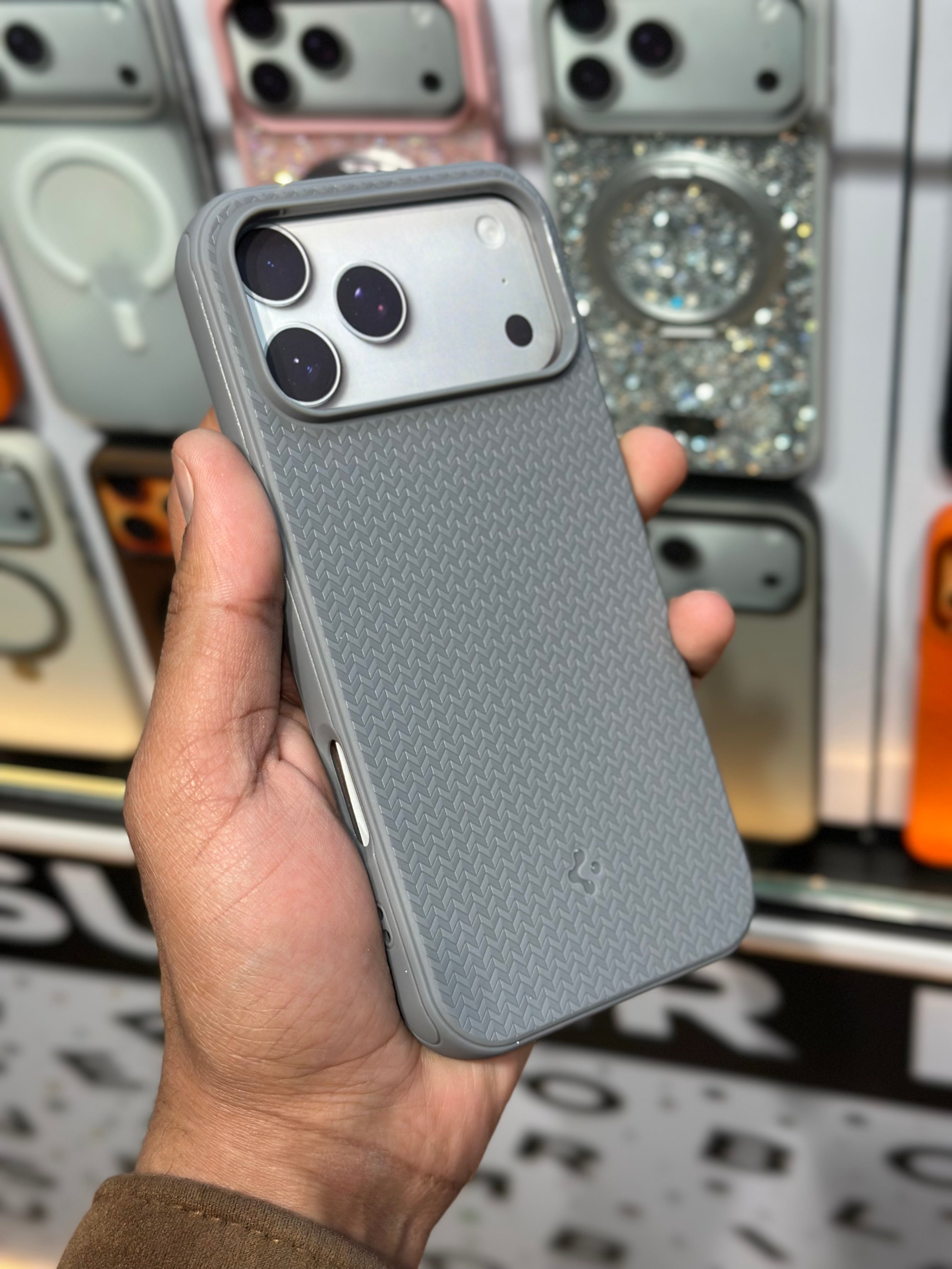 17 Pro Max Spigen Case